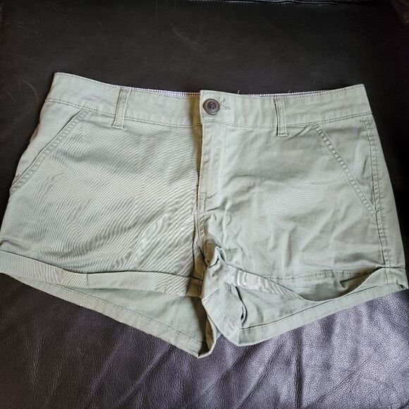 SO size 11 green shorts. Button closure and Cuffed hem. Measures approx 34 waist - Picture 1 of 4